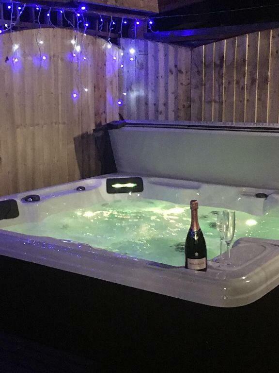 Bedrock Lodge Winterbourne Eksteriør billede